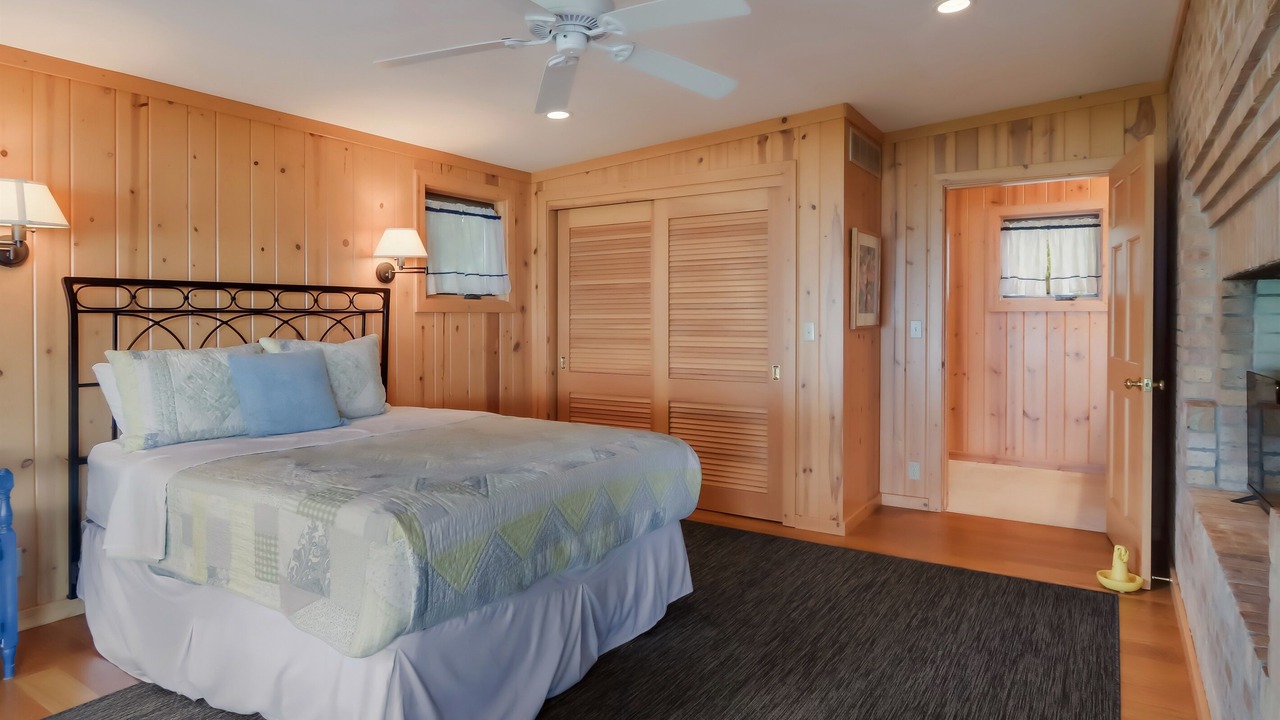 Photo of Bedroom in Maple City