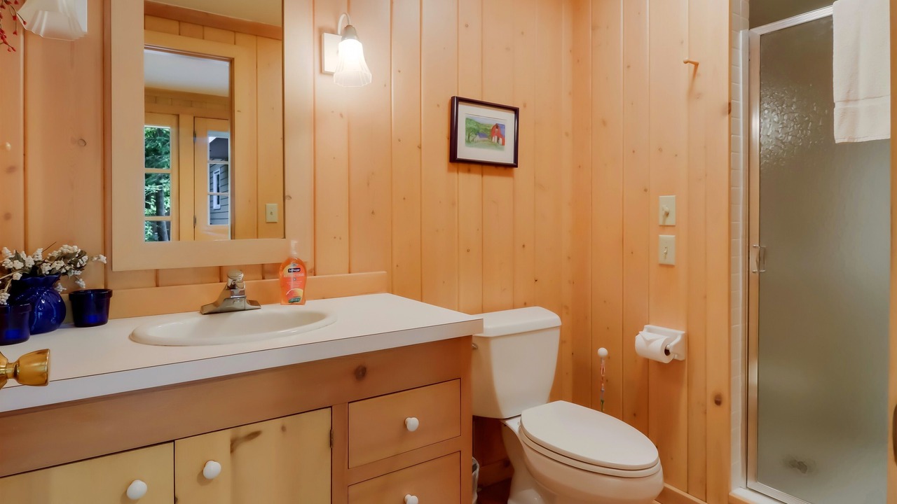 Photo of Bathroom in Maple City