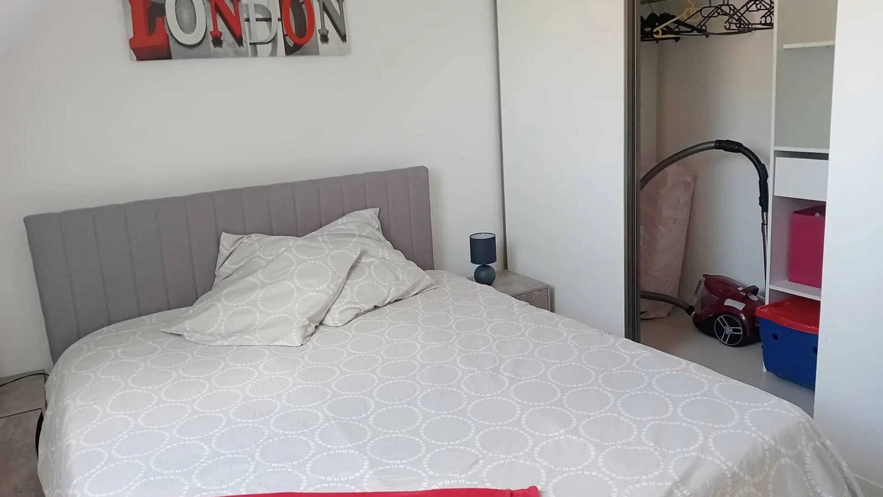 Photo of Bedroom in Arrest