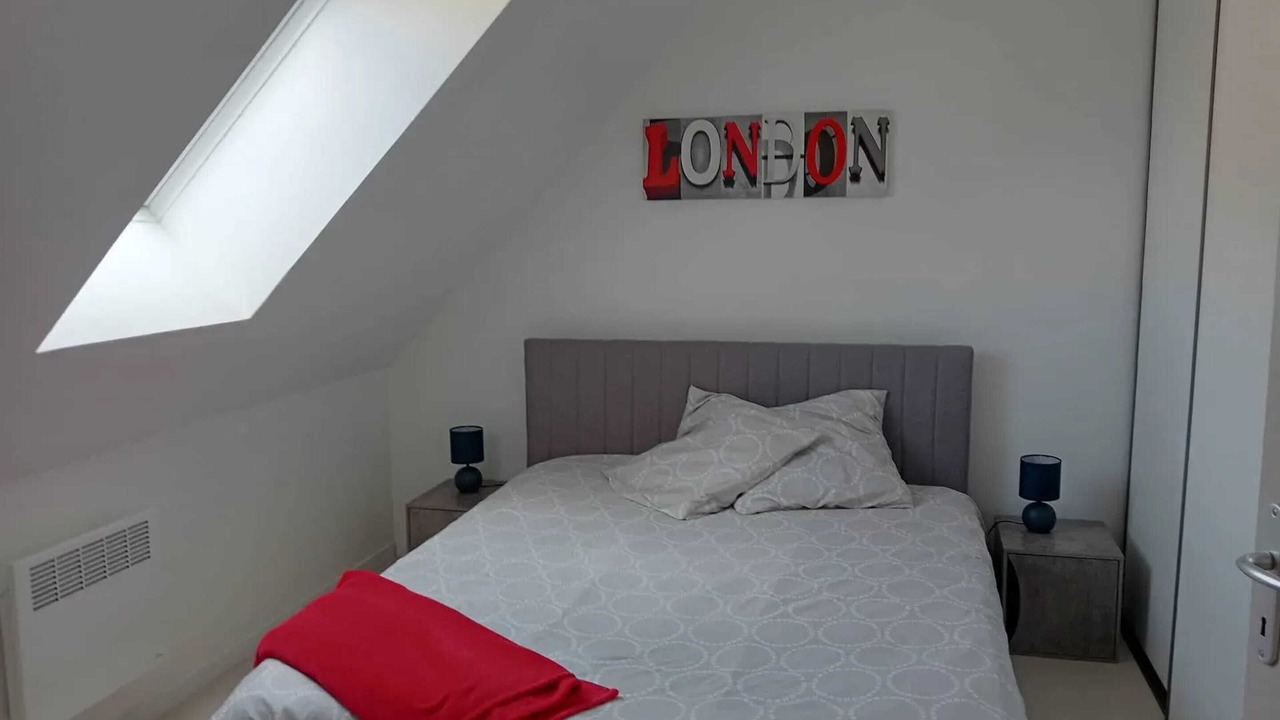 Photo of Bedroom in Arrest