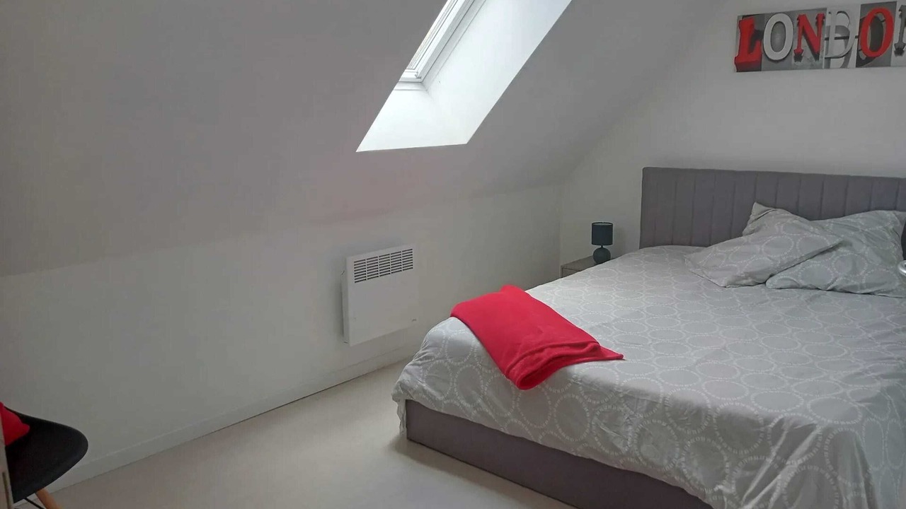 Photo of Bedroom in Arrest