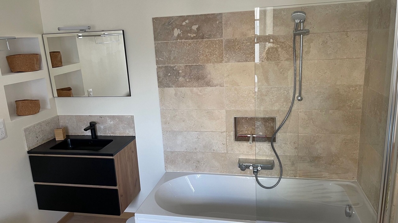 Photo of Bathroom in Veigne