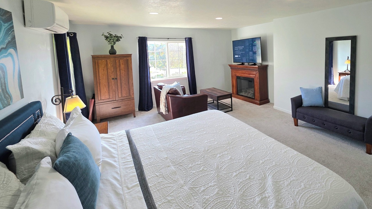 Photo of Bedroom in Monitor