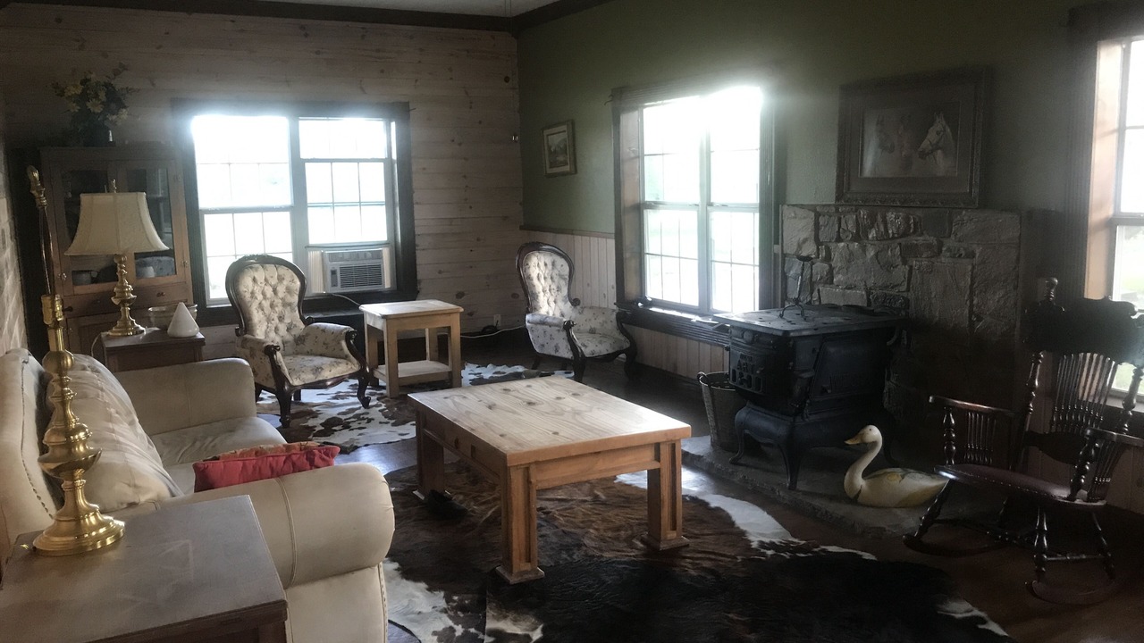 Photo of Livingroom in Bates