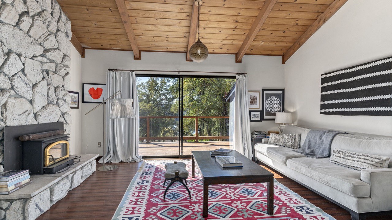 Photo of Livingroom in Iowa Hill