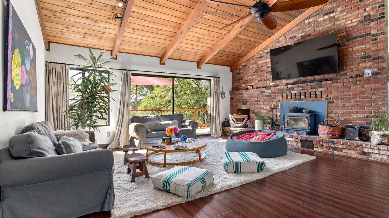 Photo of Livingroom in Iowa Hill
