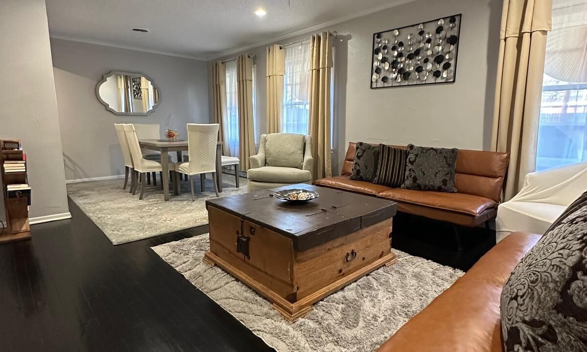 Photo of Livingroom in Brentwood-Oak Hills