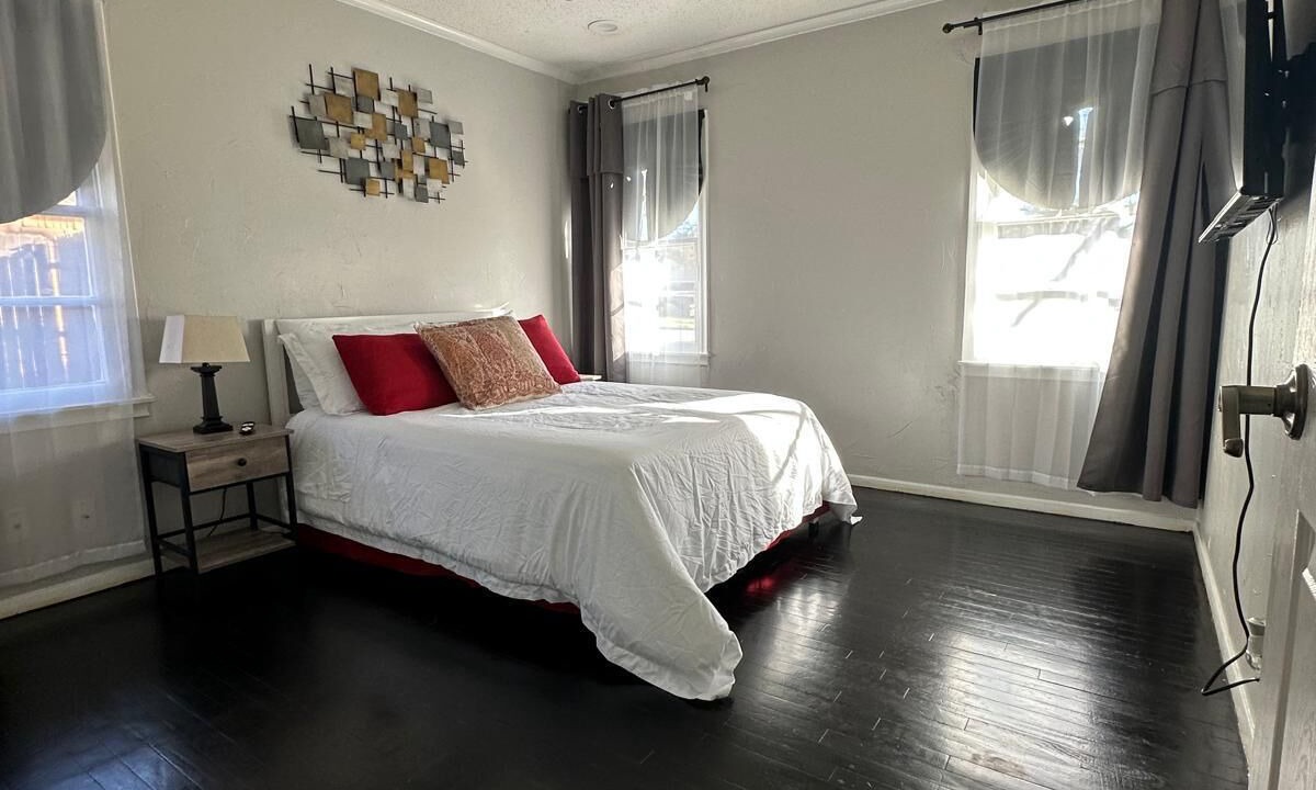 Photo of Bedroom in Brentwood-Oak Hills