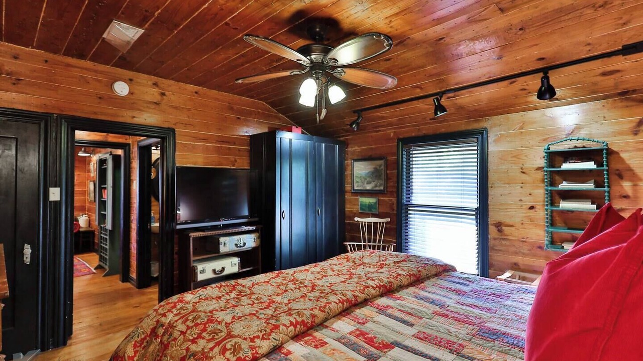 Photo of Bedroom in Sayles Blvd. Area