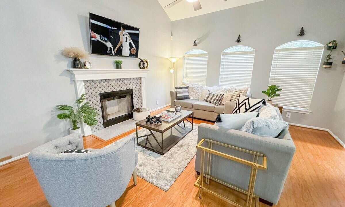 Photo of Livingroom in Far North Central