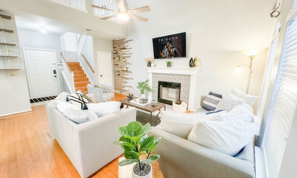 Photo of Livingroom in Far North Central