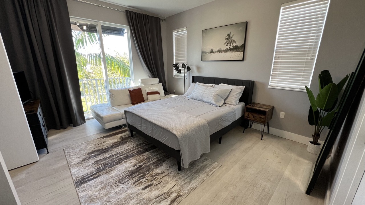 Photo of Bedroom in Oakland Park