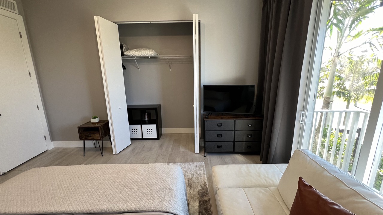 Photo of Bedroom in Oakland Park