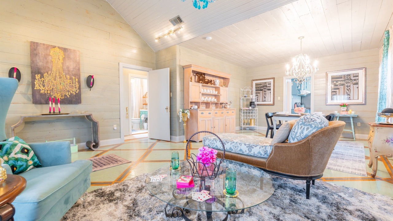 Photo of Livingroom in Sayles Blvd. Area
