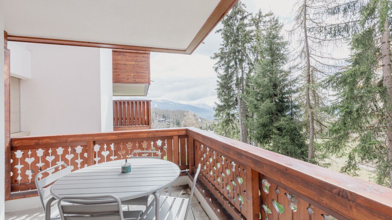 Photo of Outdoor in Lens