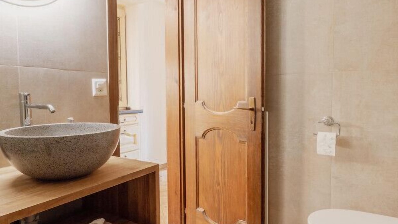 Photo of Bathroom in Lens