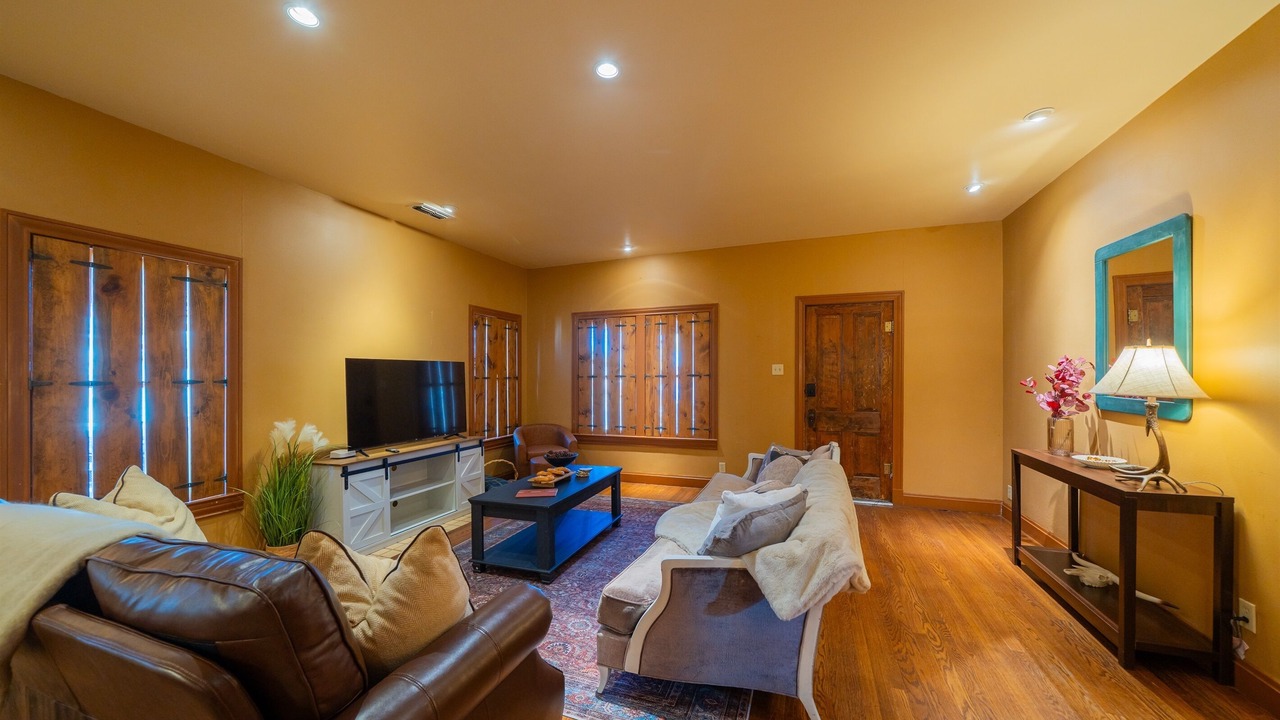 Photo of Livingroom in Sayles Blvd. Area
