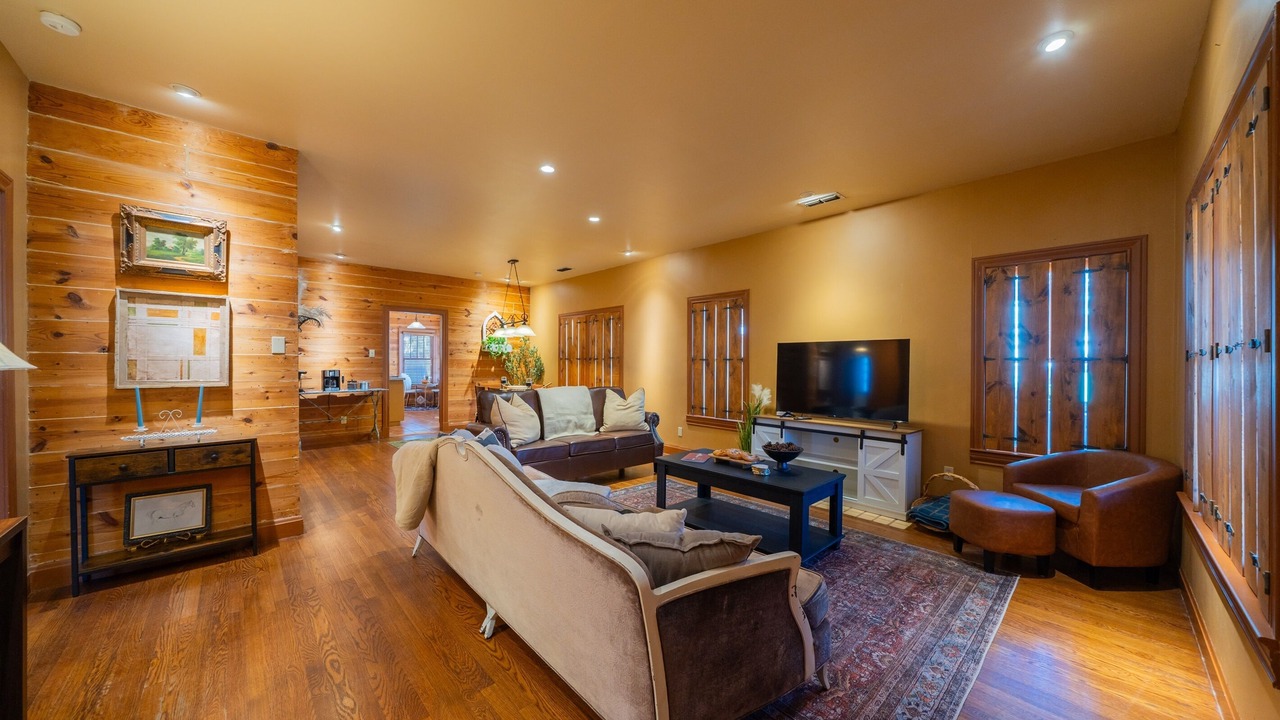 Photo of Livingroom in Sayles Blvd. Area