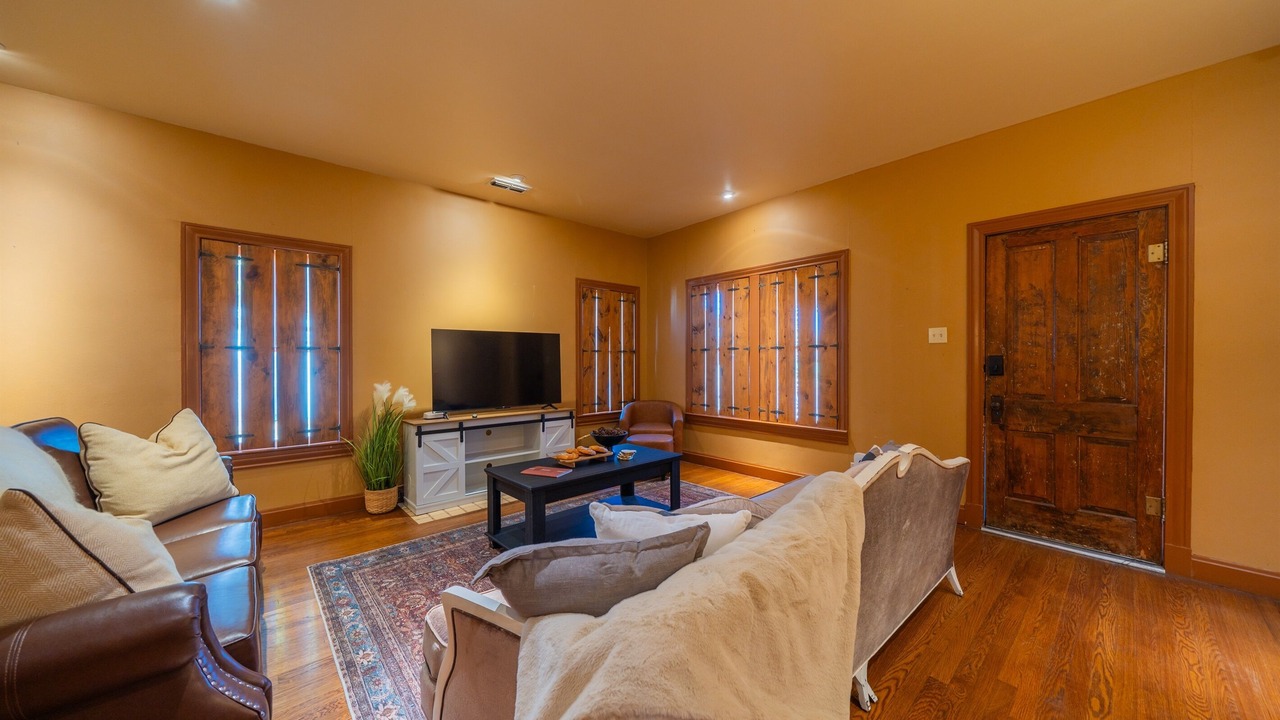 Photo of Livingroom in Sayles Blvd. Area