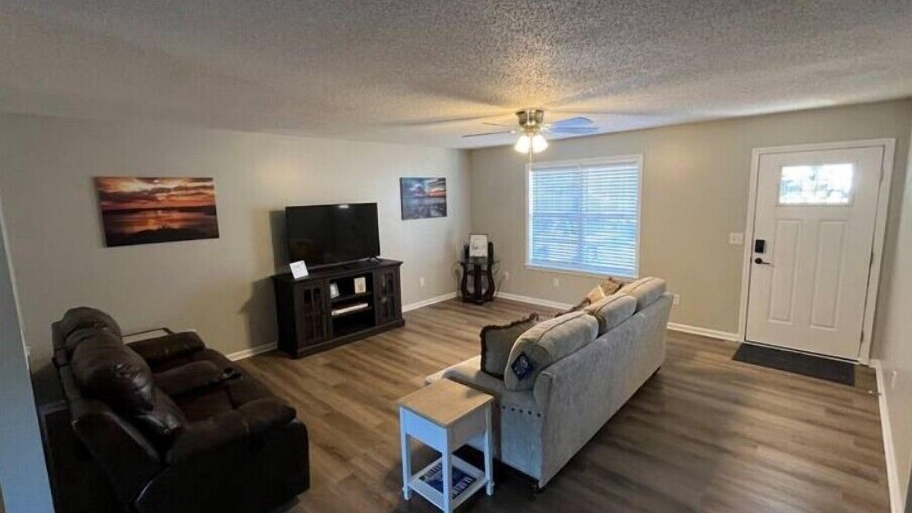 Photo of Livingroom in Guntersville