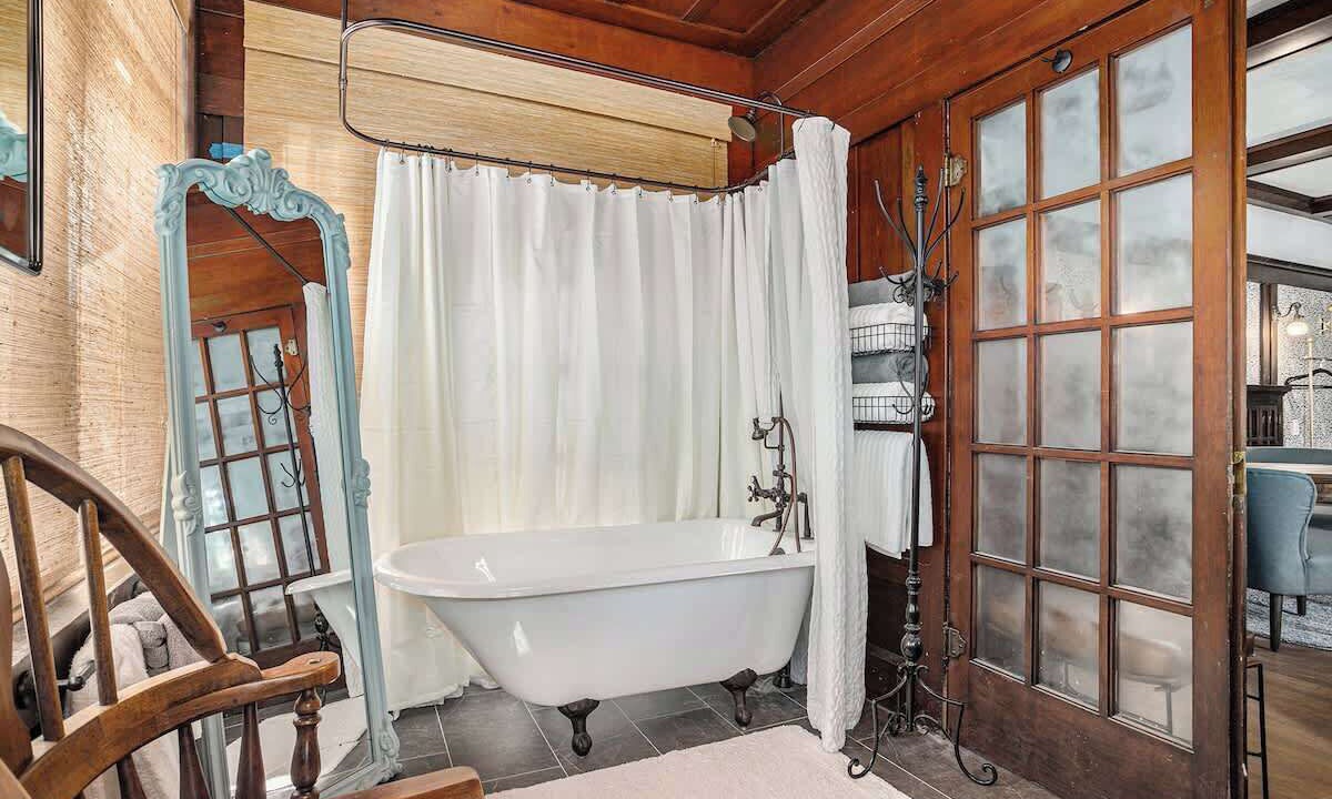 Photo of Bathroom in Upper Telegraph