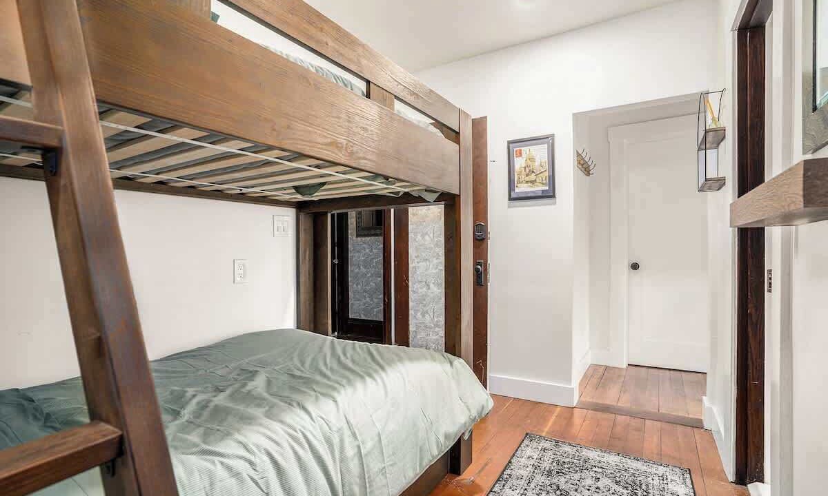 Photo of Bedroom in Upper Telegraph