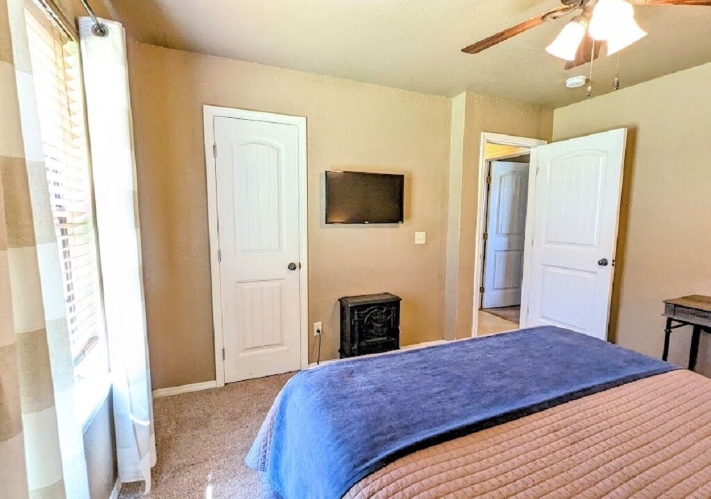 Photo of Bedroom in Sulphur
