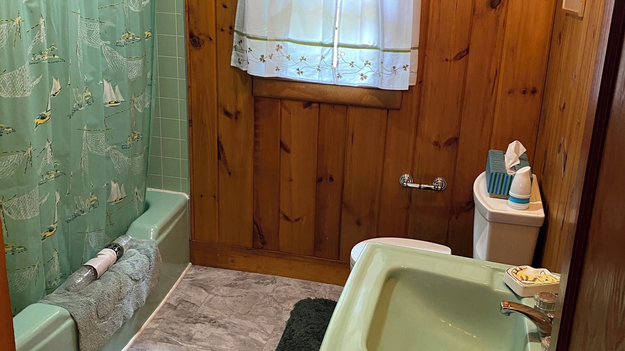 Photo of Bathroom in Huletts Landing