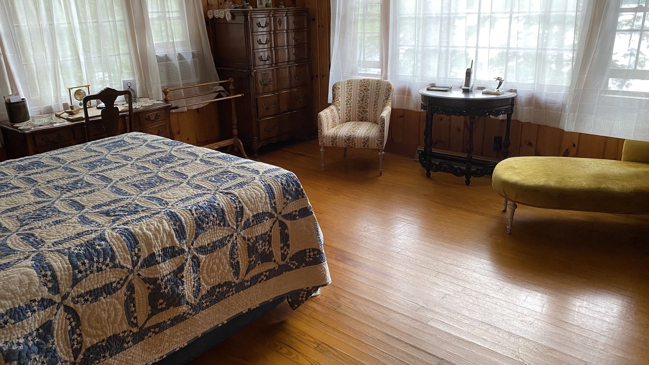 Photo of Bedroom in Huletts Landing