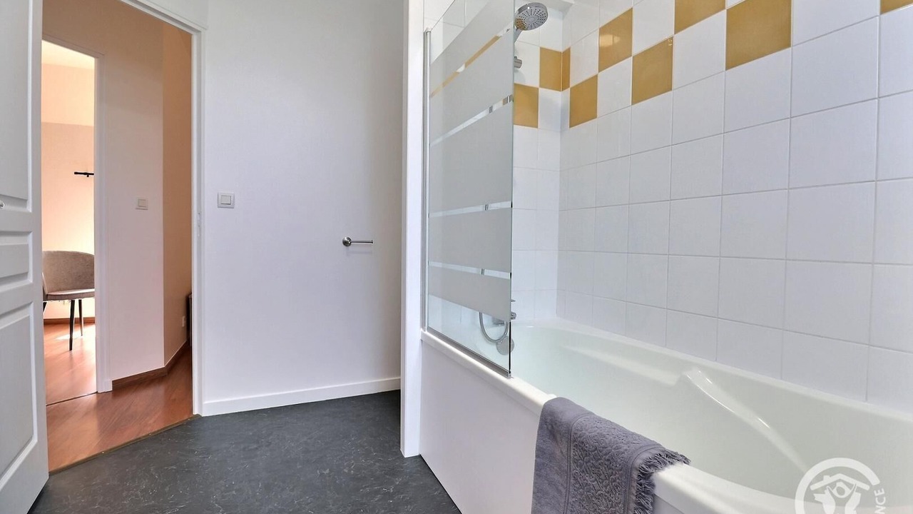 Photo of Bathroom in Roz-Landrieux