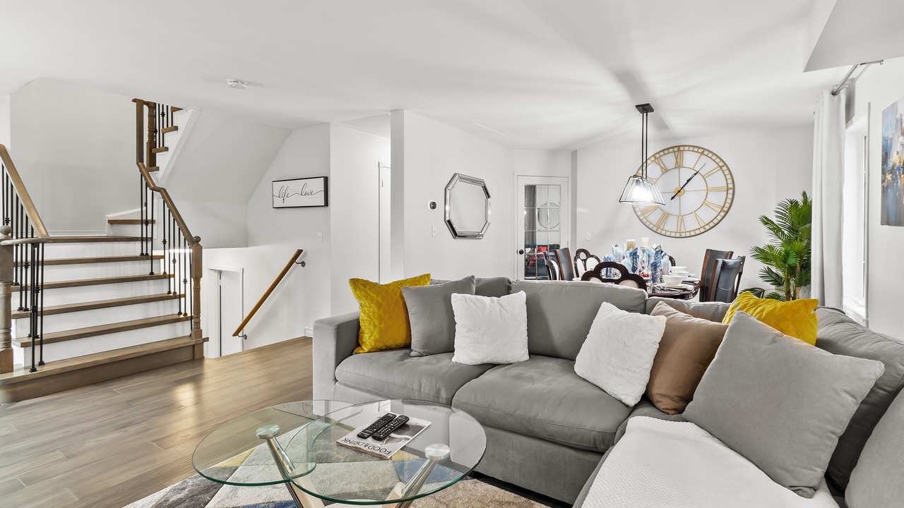 Photo of Livingroom in East Credit