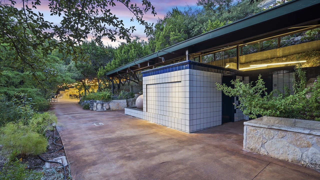 Photo of Outdoor in Westlake Highlands