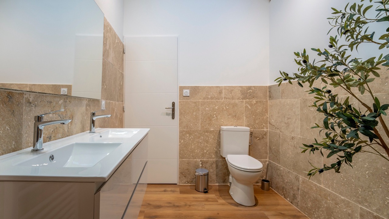 Photo of Bathroom in Le Somail