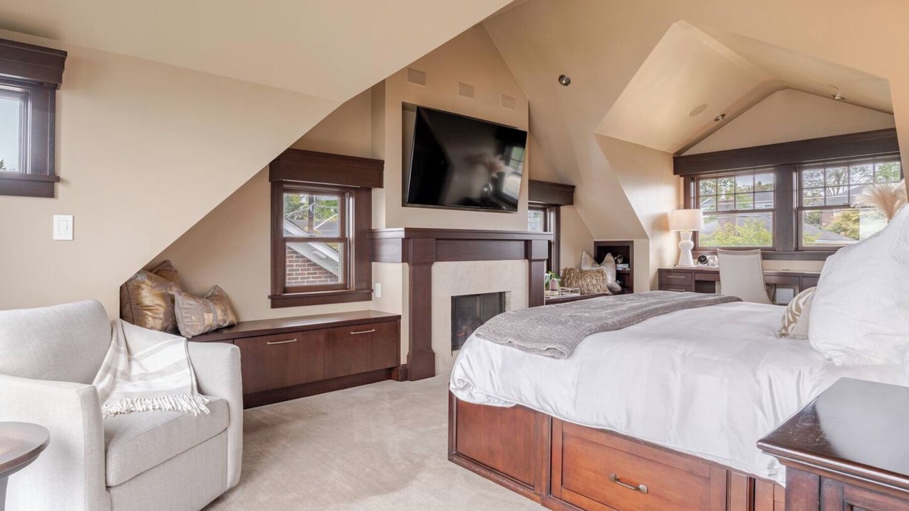 Photo of Livingroom in East Queen Anne