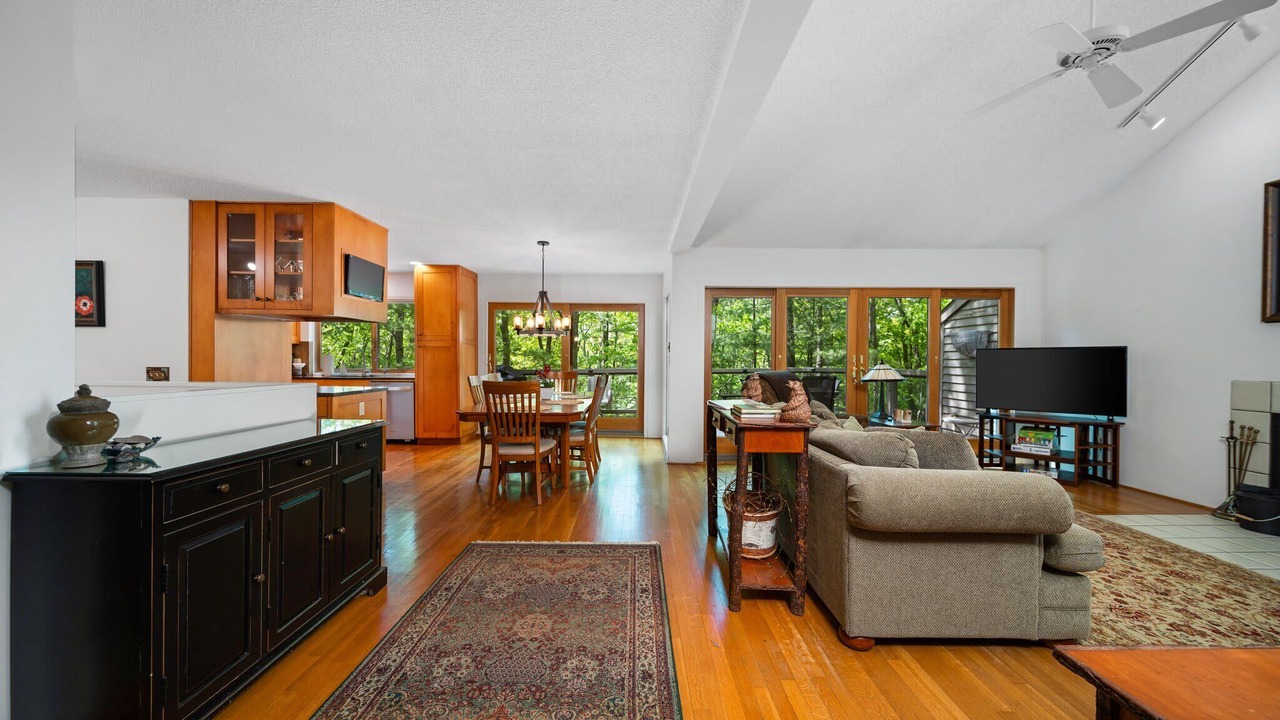 Photo of Livingroom in Maple City