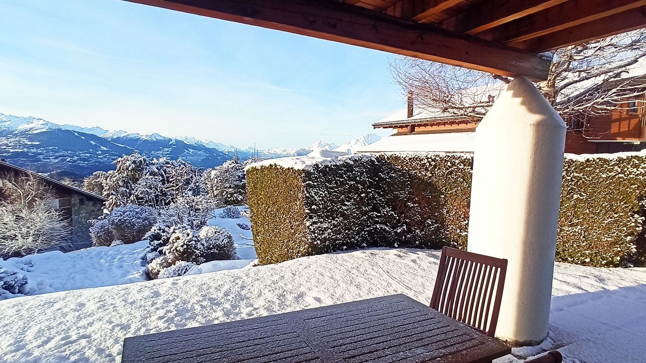 Photo of Outdoor in Lens