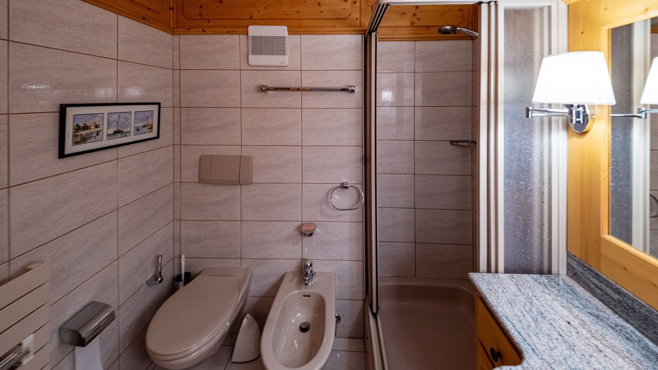 Photo of Bathroom in Lens
