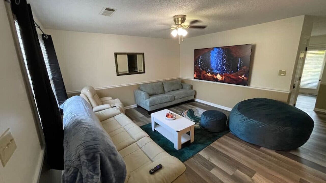 Photo of Livingroom in Commerce