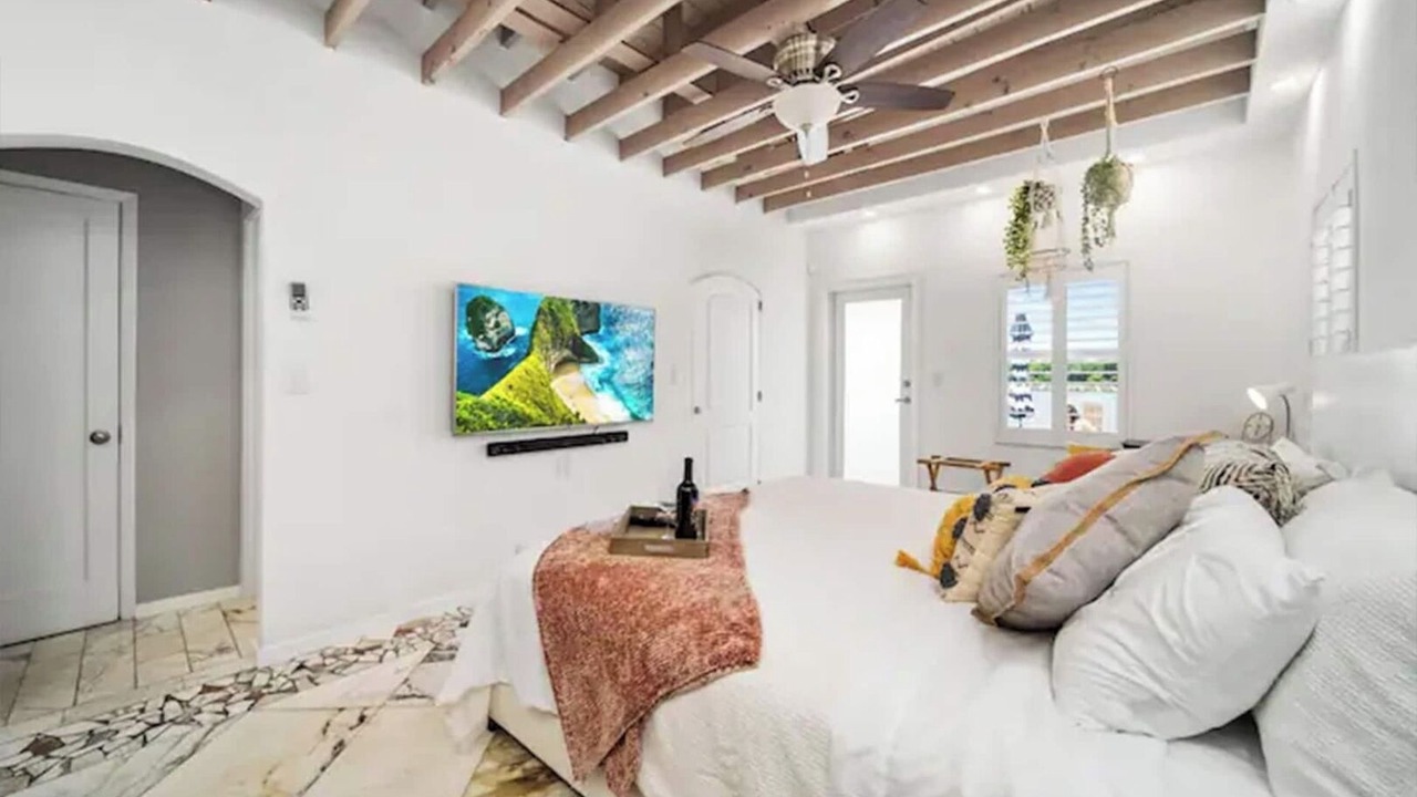 Photo of Bedroom in Hollywood Lakes