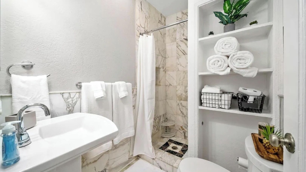 Photo of Bathroom in Hollywood Lakes