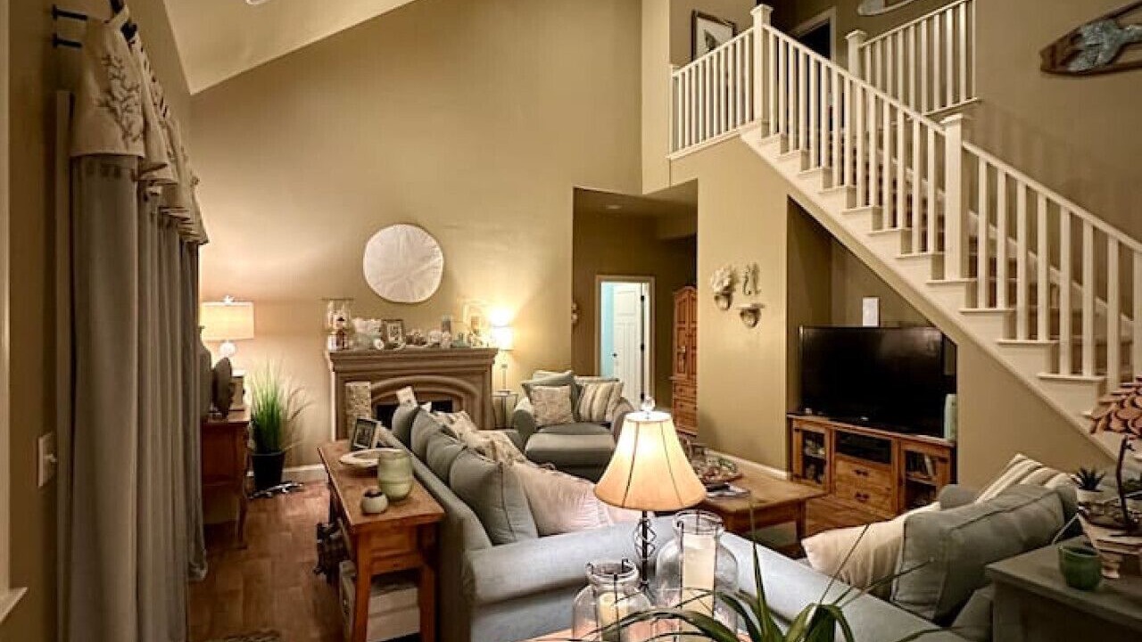 Photo of Livingroom in Town Bank