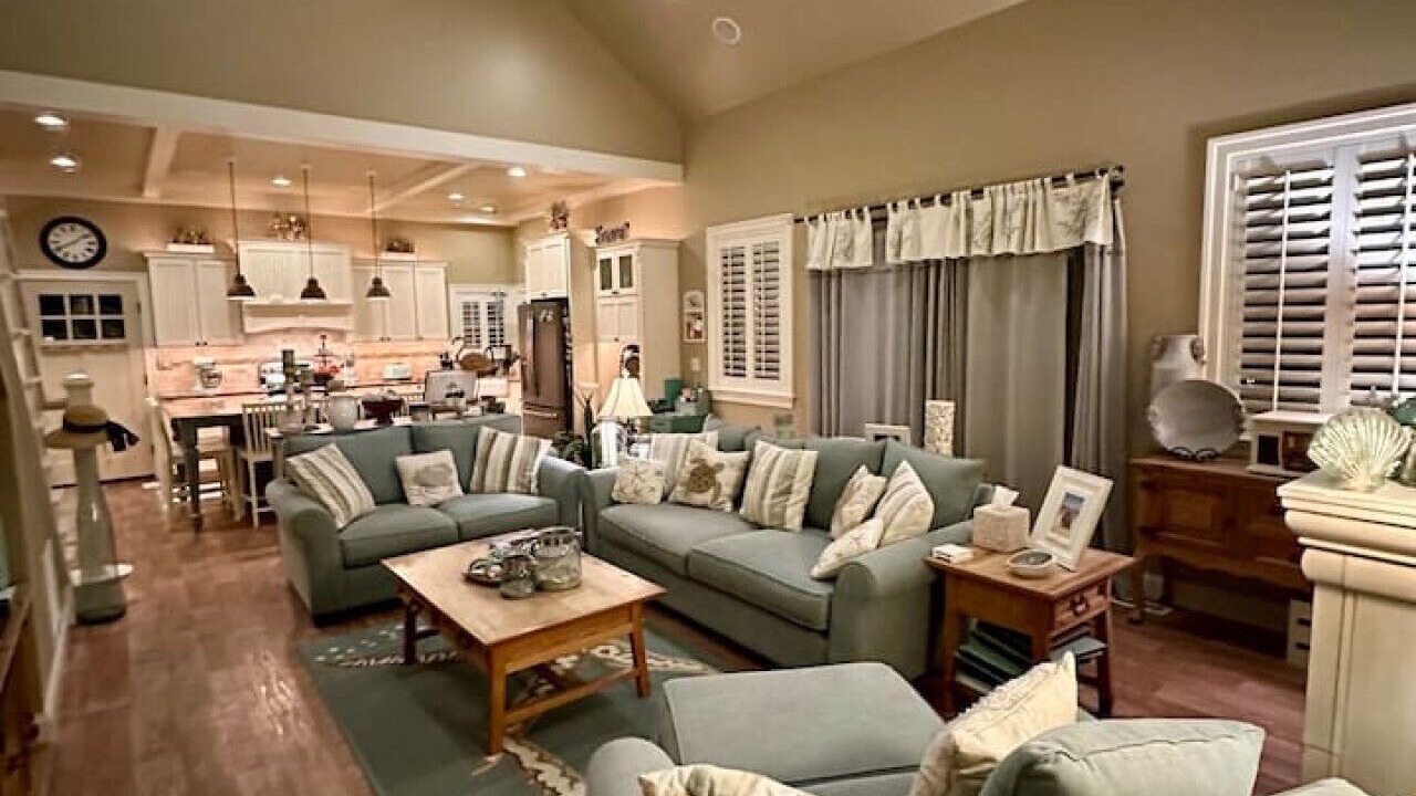 Photo of Livingroom in Town Bank