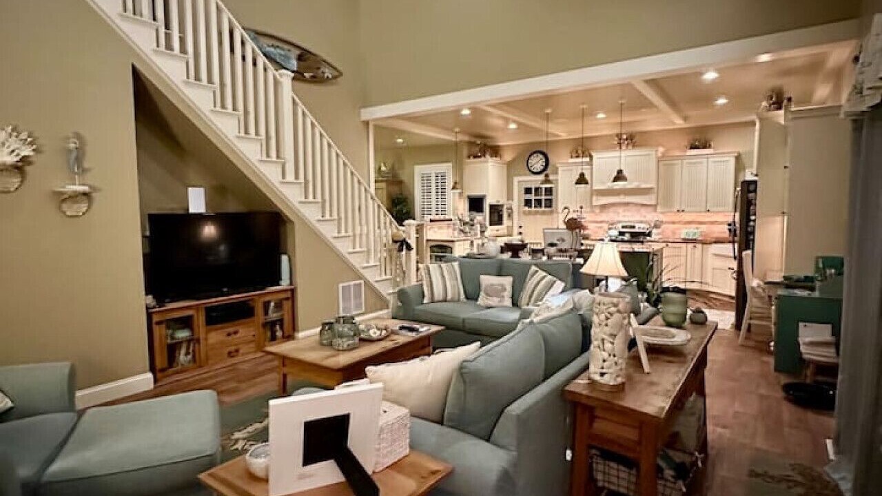 Photo of Livingroom in Town Bank