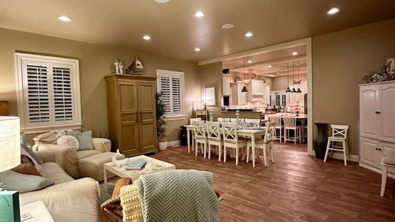 Photo of Livingroom in Town Bank