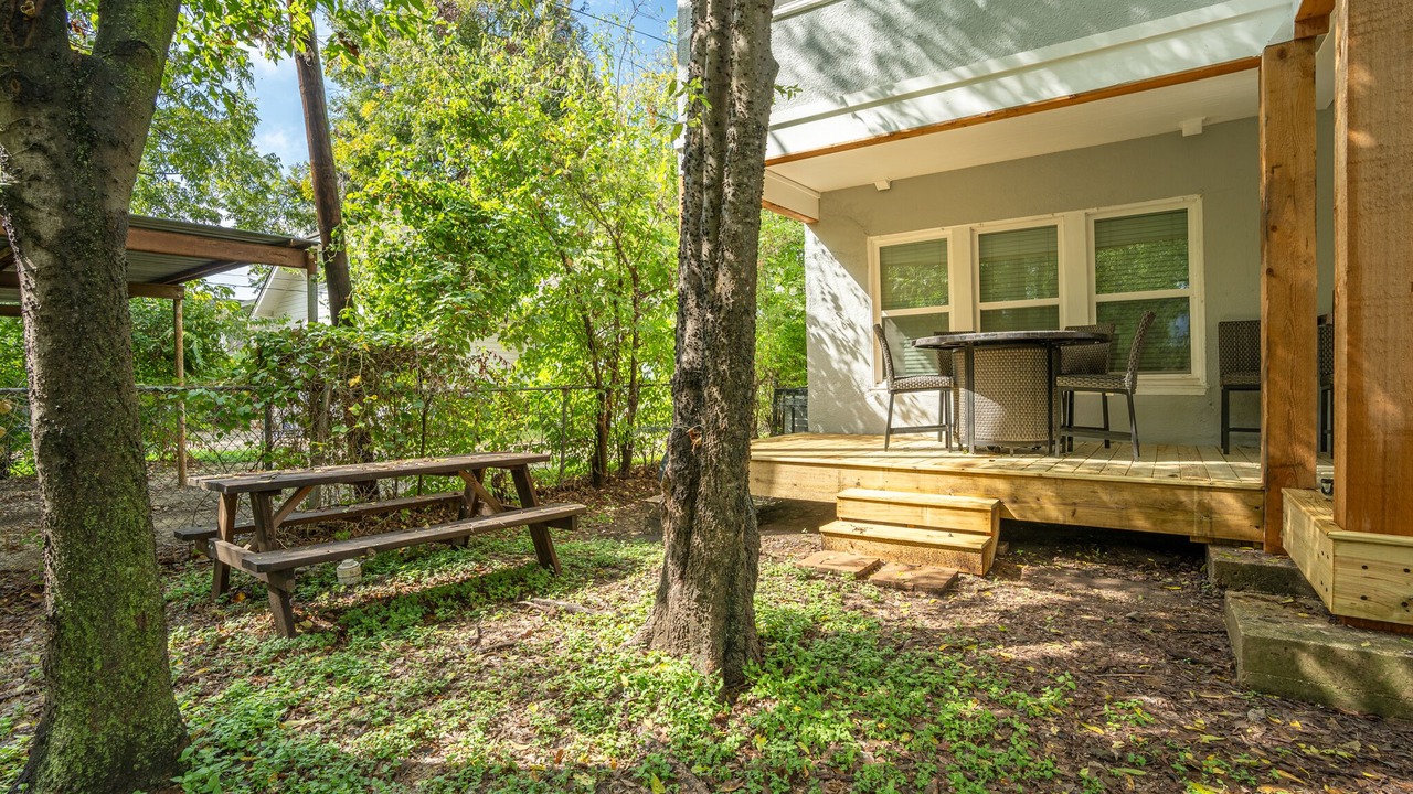 Photo of Outdoor in Austin Ave.