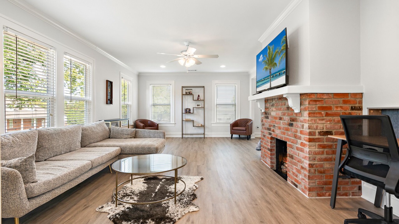 Photo of Livingroom in Austin Ave.