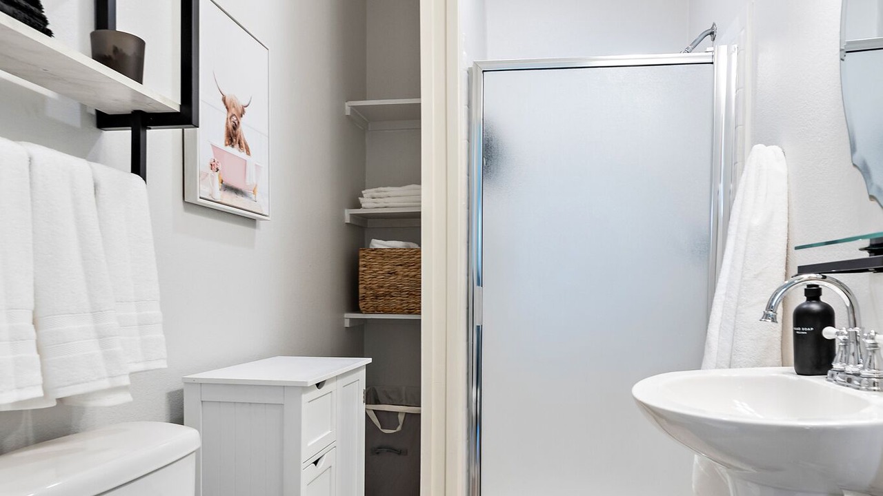 Photo of Bathroom in Austin Ave.