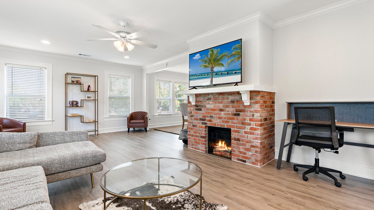 Photo of Livingroom in Austin Ave.