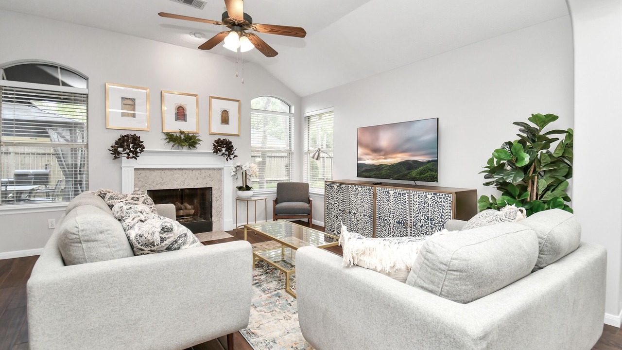 Photo of Livingroom in Alden Bridge