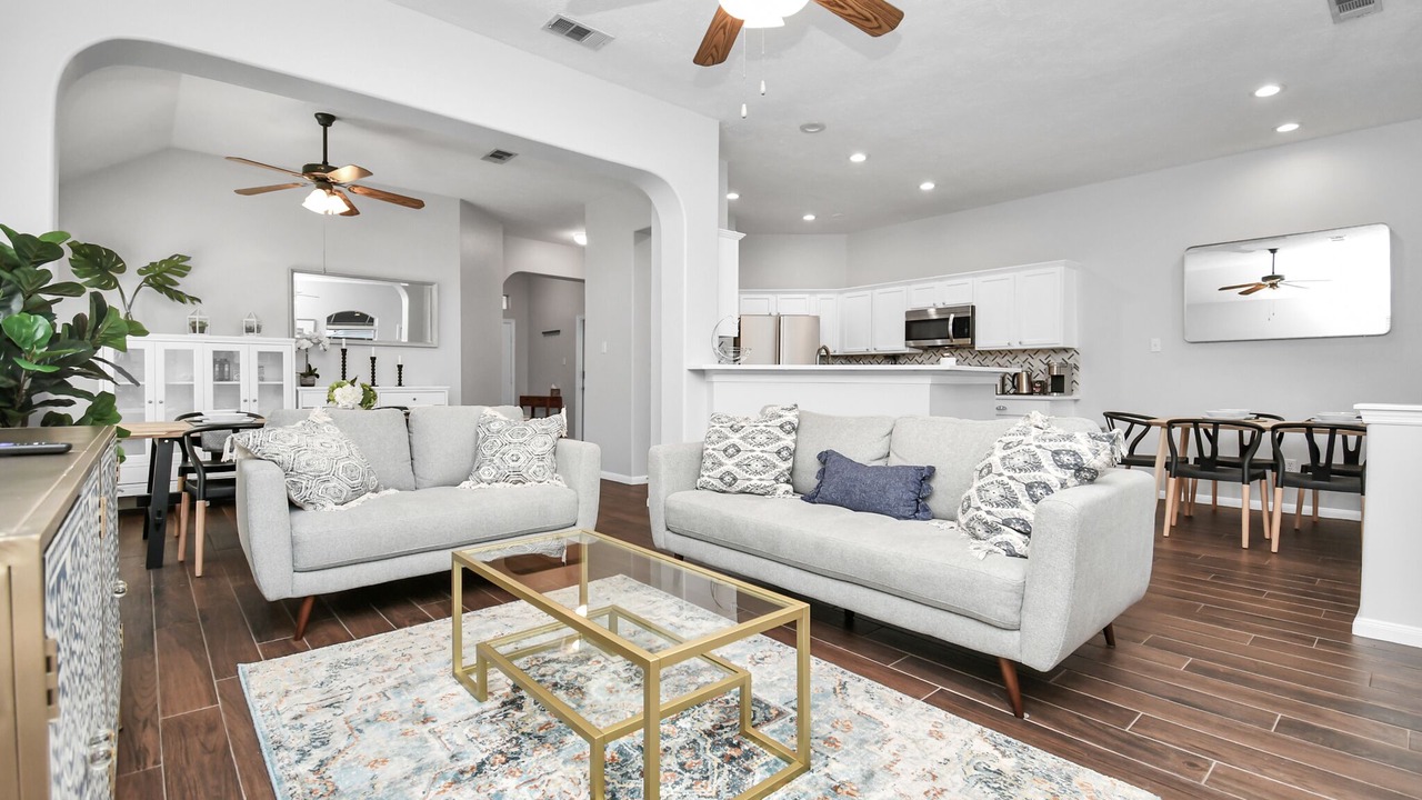 Photo of Livingroom in Alden Bridge